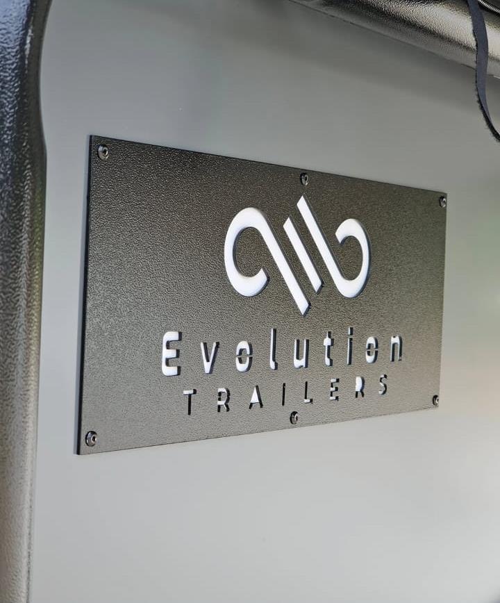 Placa da marca Evolution Trailers no EVO II