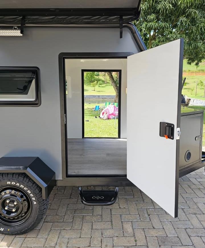 Porta e acesso do mini trailer EVO II